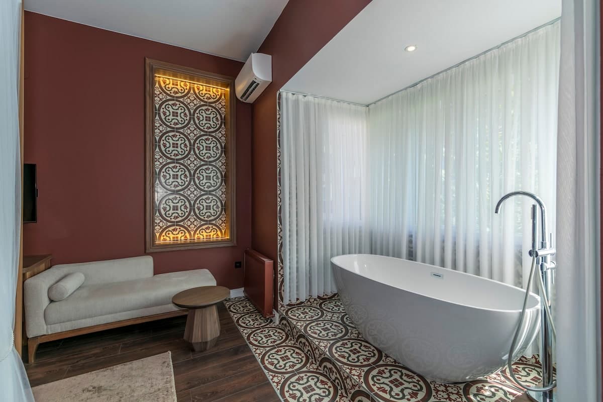 Signature Suite with Bathtub
